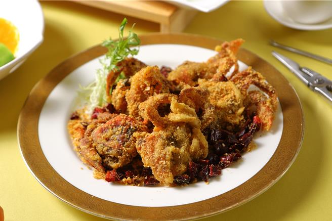 台北老爷酒店明宫粤菜厅推出一系列「蟹逅丰味」香蟹佳肴。（台北老爷酒店提供）