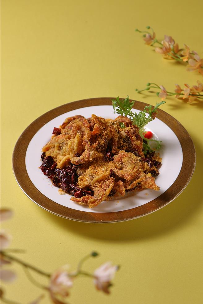 明宫粤菜厅推出避风塘麦片炒软壳蟹，外皮金黄酥脆，内里是微辣的软嫩蟹肉。（台北老爷酒店提供）