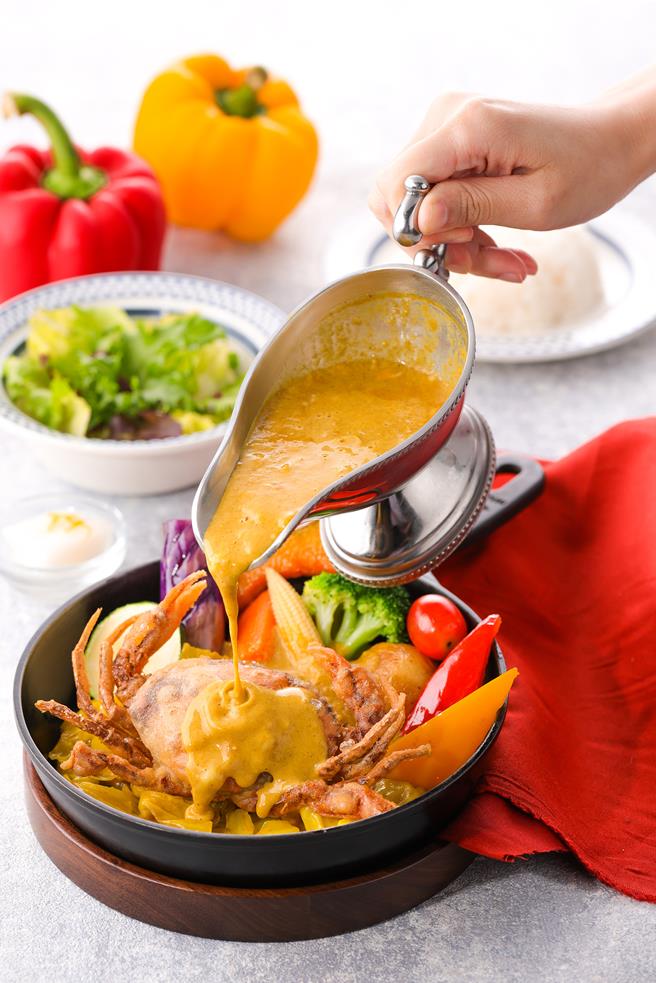 南洋风软壳蟹咖哩以东南亚产地直送软壳蟹，再搭配南洋风咖哩酱而成。（慕里诺国际餐饮提供）