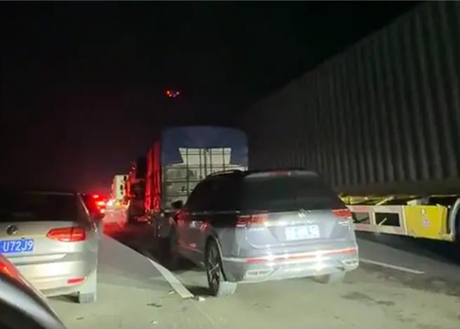 大陆十一假期，高速公路塞车后，警察利用无人机提供叫醒服务。（取自陆媒「快科技」）