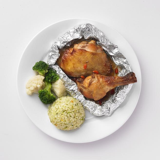 IKEA推出台味新菜單，花雕紙包雞期間限定220元。（IKEA提供）