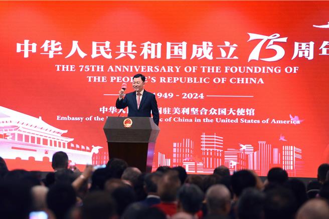 中国驻美大使谢锋表示，中方坚决反对美国大选打「中国牌」；中美关系大厦不能拆梁毁柱，而应添砖加瓦，建稳筑牢。（摘自中国驻美大使馆官网）