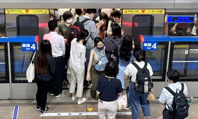 台北捷运公司公布2日各路线班距，文湖线、淡水信义线、松山新店线、板南线及中和新芦线班距约12分钟，南势角站至大桥头站等重迭区段约6分钟。（本报资料照片）