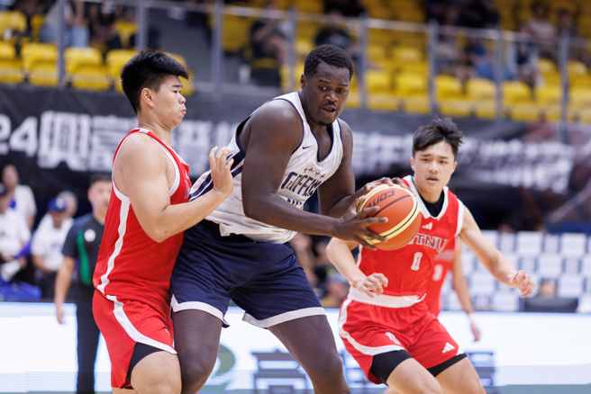 政治大學外籍生波波卡（中）在1日的登峰造極籃球賽個人攻下全隊最高的24分，另抓下15籃板。（中華文化教育暨體育交流促進會提供）