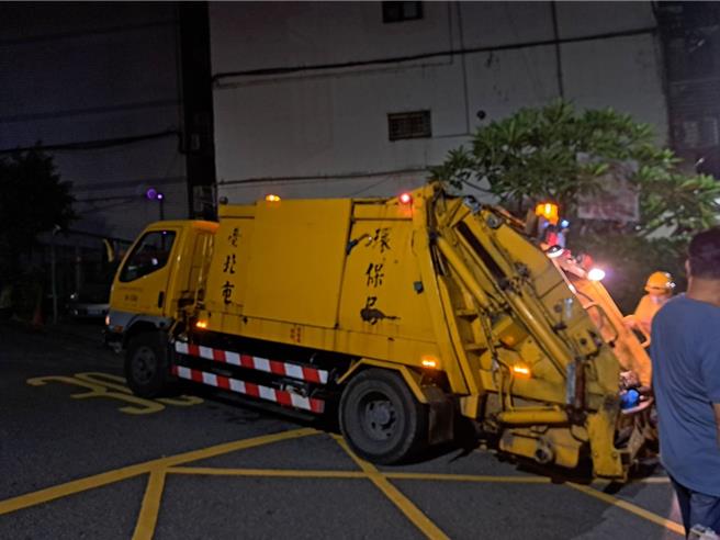 台北市环保局1日公布，明天不收运垃圾，另也暂停开放31处限时收受点。（温予菱摄）