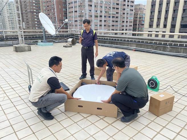 因应可能造成通讯中断，数位发展部已调度5套可携式低轨卫星设备予高雄市及屏东县政府运用。（消防署提供）