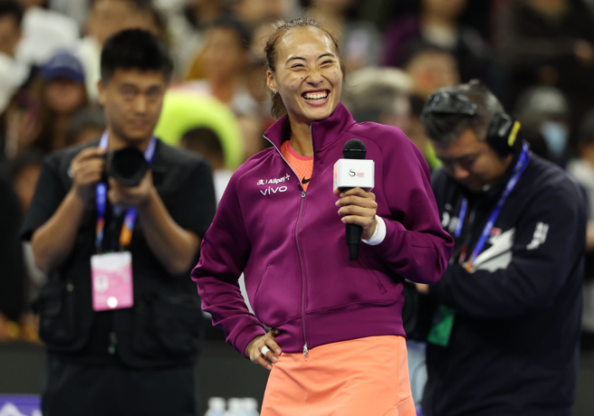 北京鑽石球場的「鄭欽文效應」持續升溫，出賽場次場場接近滿座，決賽與半決賽門票早已售罄，出讓票價已上漲至人民幣5000元。（圖／新華社）