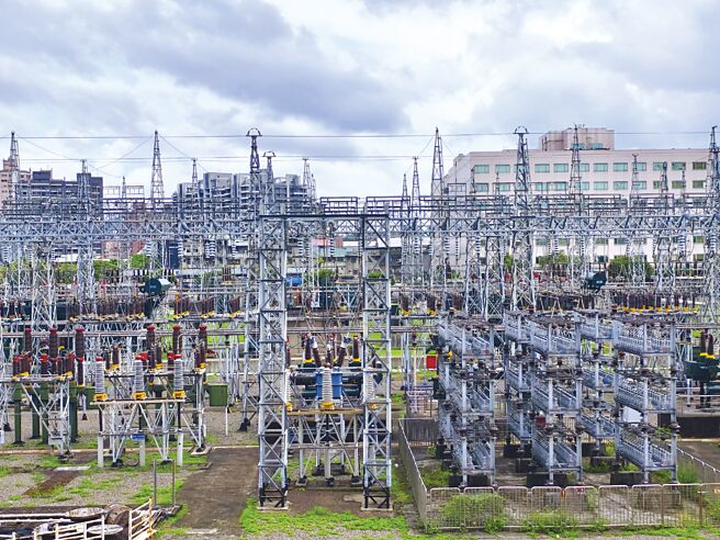 电价调涨预计10月16日起上路，经济部9月30日召开电价费率审议会，决议产业电价平均调涨12.5％，平均电价4.29元；民生电价全面冻涨。图／本报资料照片