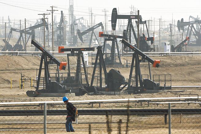 伊朗发射200枚飞弹猛轰以色列，使得中东紧张情势骤然升高，市场担心恐威胁该地区对全球的石油供应，国际原油应声大涨。图／美联社