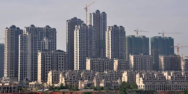 广州宣布全面退出住房限购政策，成为首个退出限购的城市；上海和深圳亦宣布松绑限购令。图／新华社