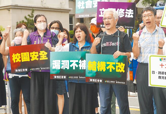 新北国中割颈案9月30日宣判，少年法庭判处加害少年9年、少女8年徒刑。国教行动联盟声援受害人父亲继续上诉，并要求修改《少年事件处理法》，建立少年再犯与致命风险评估机制。（刘宗龙摄）