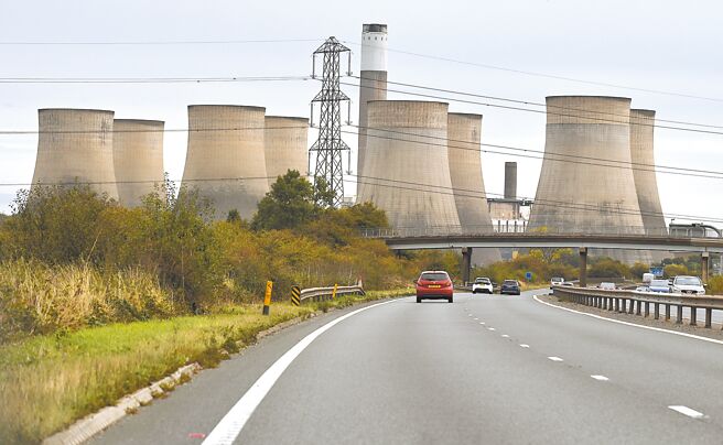 英国最后一座燃煤发电厂拉特克利夫发电厂9月30日熄灯。（美联社）