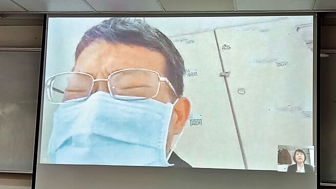 新北某国中割颈案，被害人父亲昨透过视讯泣诉，完全无法接受判决结果。（高钧麟摄）