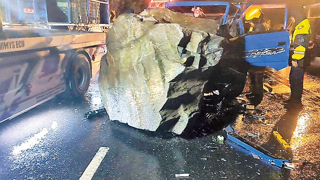 受颱风山陀儿外围环流影响，台东县各地雨势不断，台9线太麻里段392.5公里处山壁疑似土石松动，上吨重巨石突然从天而降，砸中货车左侧，驾驶紧急迴转，迎面再撞上巨石。（萧嘉蕙摄）
