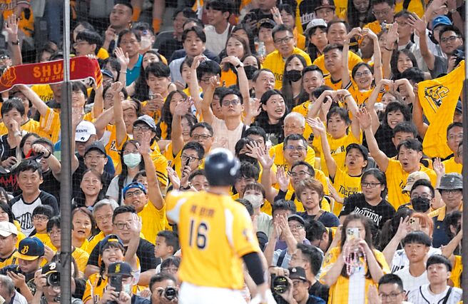 經歷過早年假球案的慘痛代價，中信兄弟球星周思齊日前引退賽有感而發，喊話學弟遠離是非之地。（本報資料照片）