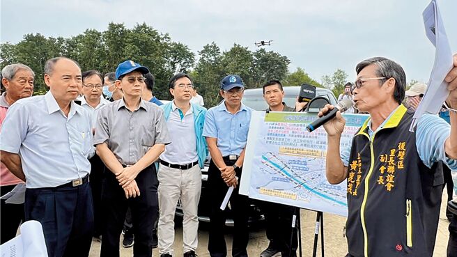 经济部水利署、农业部官员9月30日到台南市考察八掌溪灾后重建工程，当地后壁区上茄苳里长黄崑茂（右一）率当地多位农民到场陈情。（张毓翎摄）