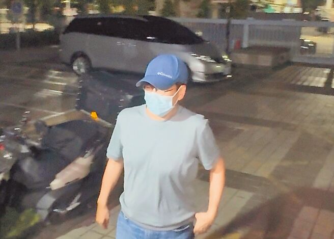 國民黨高雄市議員黃紹庭被控浮報助理費，9月30日凌晨從調查局高雄市調查處轉抵高雄地檢署接受檢察官複訊。（洪靖宜攝）