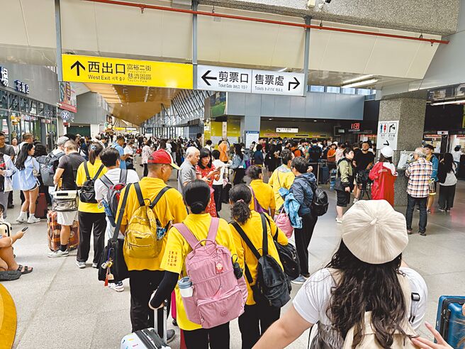 颱风来袭，花莲北上苏花公路预警性封闭，铁路也接着停驶，花莲火车站9月30日涌现大批旅客排队等待退换票。（王志伟摄）
