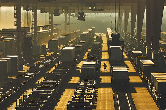 美国国际码头工人协会工会（ILA）9月29日表示，美国东岸及墨西哥湾36个港口的工人计画于10月1日开始罢工，这一行动将影响全美一半远洋航运港口。（美联社）