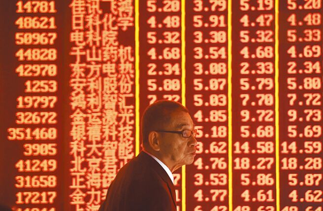 大陸「十一」長假前夕，A股上演史詩級別的暴漲行情。圖為浙江杭州一家證券交易所。（新華社）