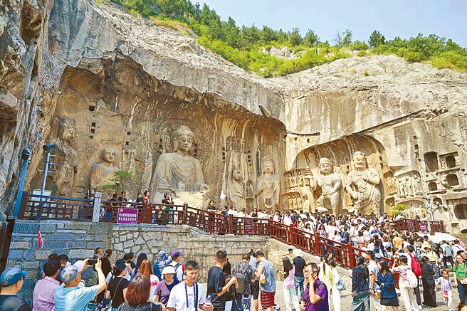 大陸十一假期開跑，為吸引台灣旅客，大陸宣布持首次辦理台胞證的台灣民眾1年內可免門票暢遊大陸1256個景區。圖為洛陽龍門石窟。（新華社）