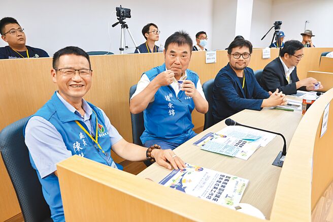 目前在苗栗縣後龍鎮、西湖鄉及卓蘭鎮都有青農投入栽植藍莓，9月30日在聯合大學召開成果發表會，苗栗縣長鍾東錦（左二）到場肯定國產藍莓品質超越進口貨並試吃藍莓冰淇淋，鼓勵青農踴躍投入，創造另一個苗栗特色農產。（謝明俊攝）