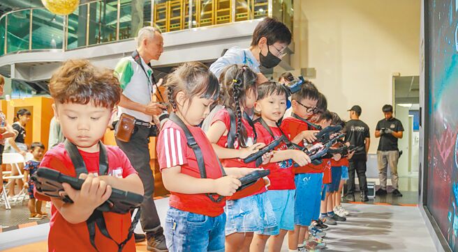 嘉義縣北回二館太空教育館「5G無限宇宙」太空展，8月28日起正式開展，將太空知識與5G科技結合，透過沉浸式體驗與民眾互動。（嘉義縣政府提供／呂妍庭嘉義傳真）