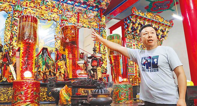 嘉義縣大林鎮天德寶宮妙修堂每年農曆9月9日一連舉辦3天「攘星禮斗祈安植福護國消災法會」，開放民眾點燈拜斗，妙修堂正鸞樊光華形容此舉是宗教界俗稱的「大補」。（呂妍庭攝）
