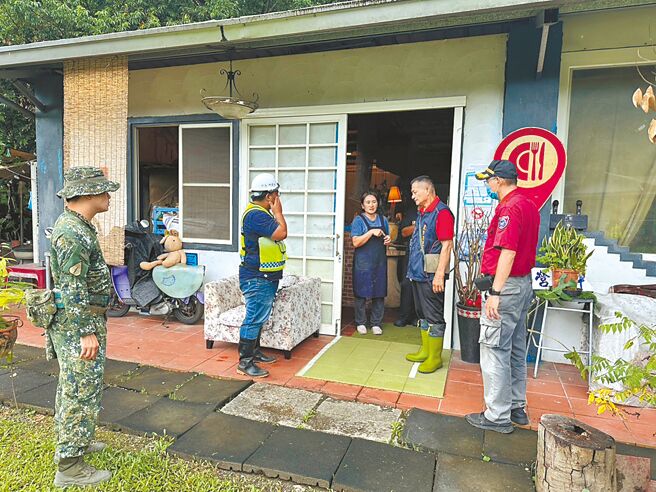 山陀兒颱風襲台，高雄市原民會與國軍於9月30日到高雄那瑪夏區做預防性撤離，避免民眾因為土石流受到傷害。（高雄市原民會提供／林瑞益高雄傳真）