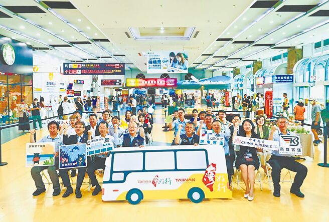 屏东县政府携手中华航空，针对香港、新加坡籍旅客，自10月起推出搭乘「9117B 垦丁机场快线」造访屏东限定优惠。（屏东县交旅处提供／任义宇高雄传真）