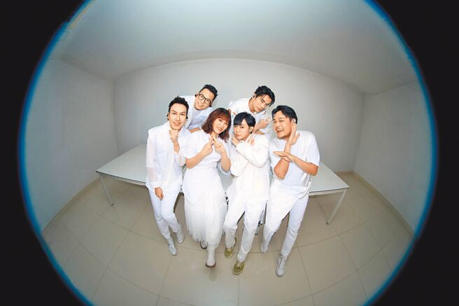 蘇打綠近日推出《秋：故事（蘇打綠版）》專輯，空降各大排行冠軍。（緒風有限公司提供）