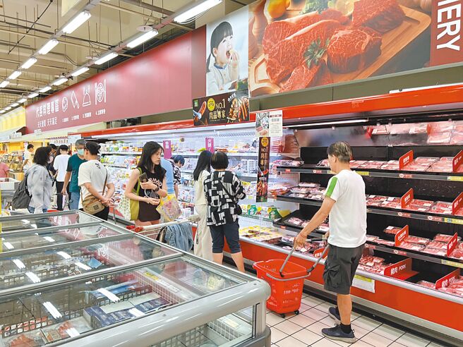愛買量販防颱，生鮮商品的備貨量提升了4倍。（愛買提供）