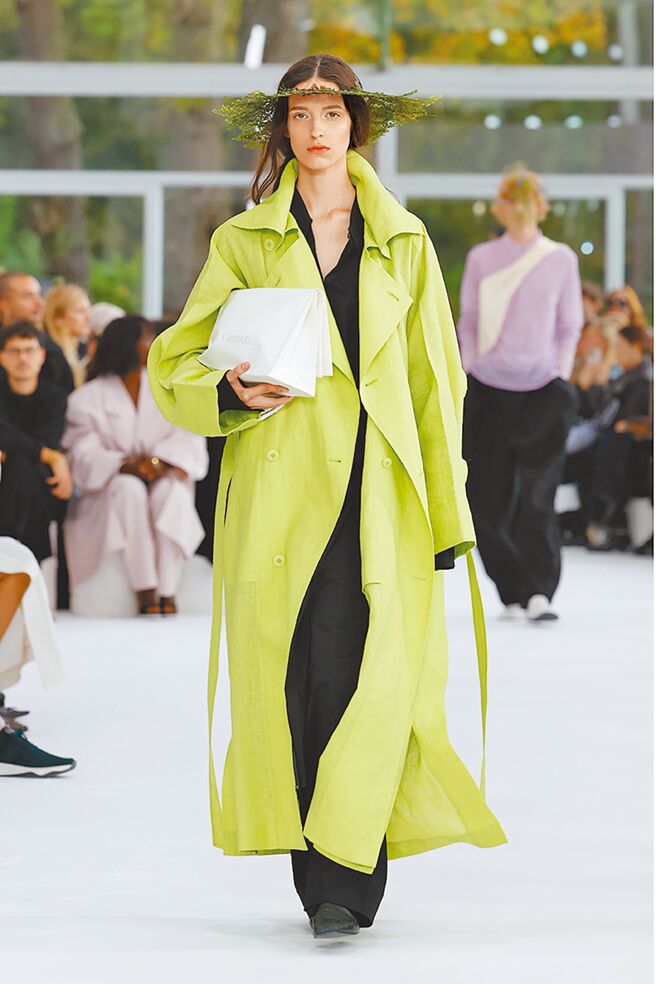 以大麻纖維編織而成的衣物，造型與線條都相當流暢搶眼。（ISSEY MIYAKE提供）