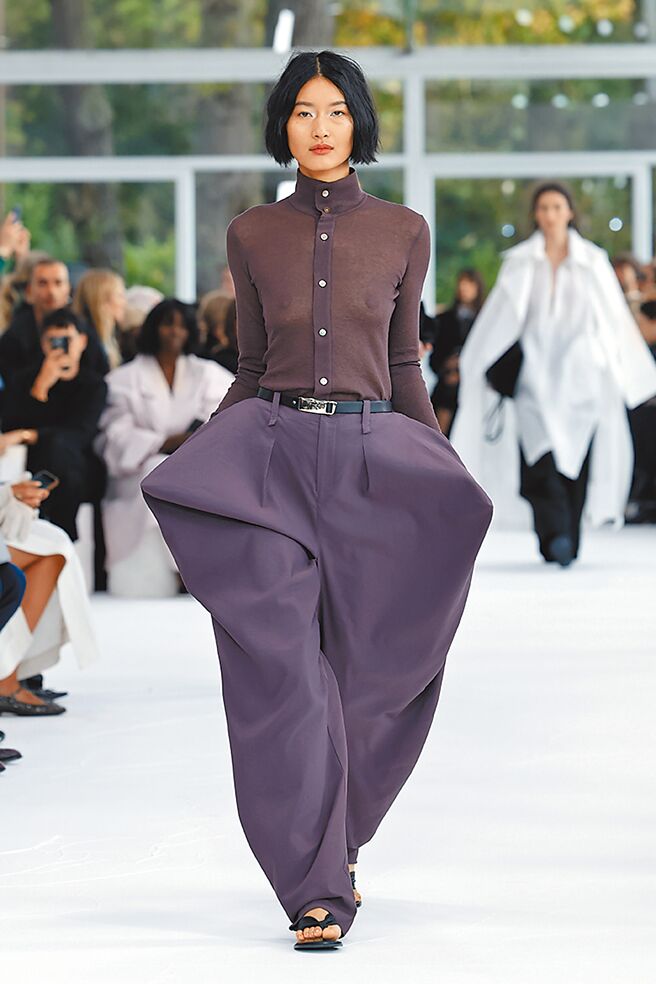 採用和紙布料製成，但在裁剪上融入了立體形態設計，讓穿著者身形更具立體輪廓。（ISSEY MIYAKE提供）