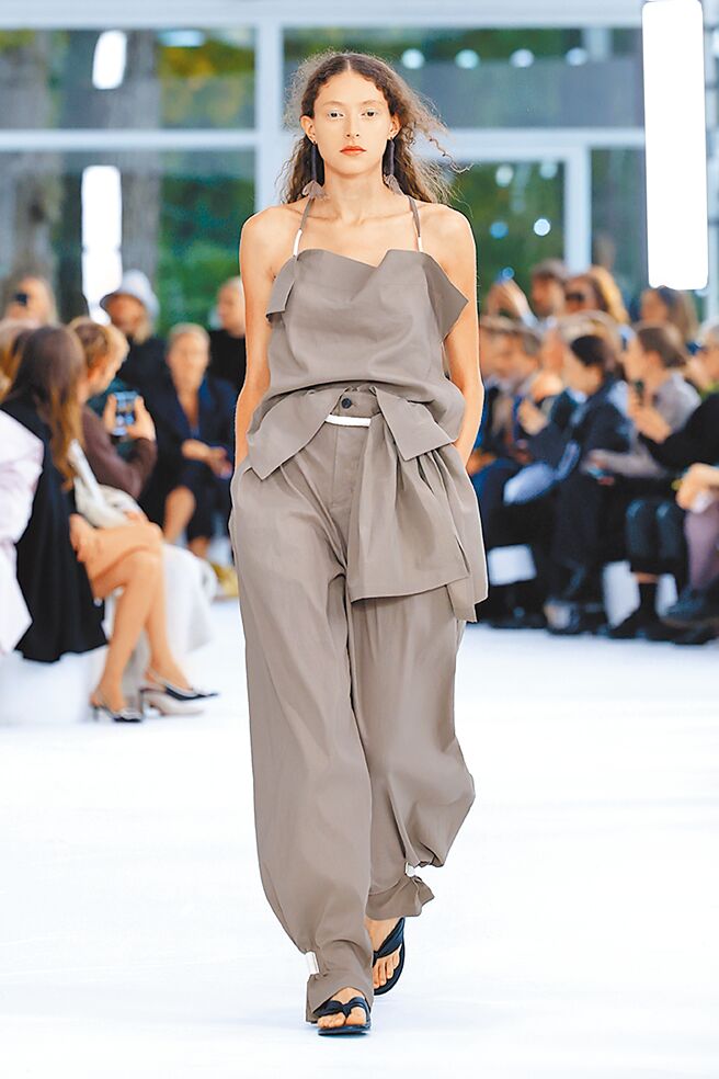 以大面積的布料搭配棉繩結，模擬古代人們著用和紙布料的情景。（ISSEY MIYAKE提供）