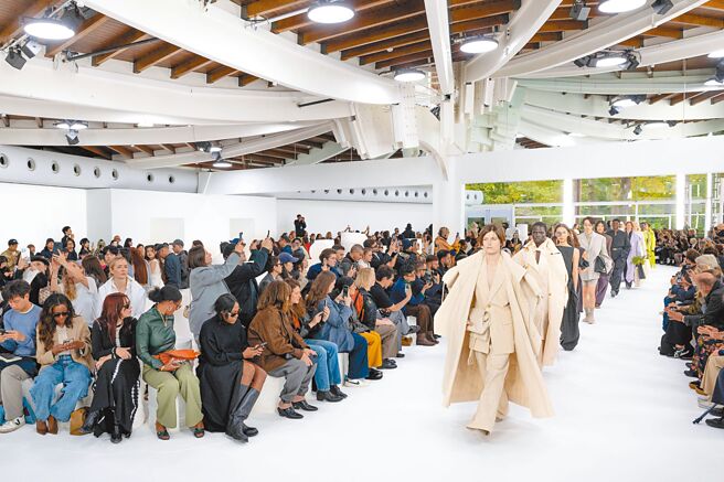 ISSEY MIYAKE 2025春夏大秀，強調一場與紙的對談。（ISSEY MIYAKE提供）