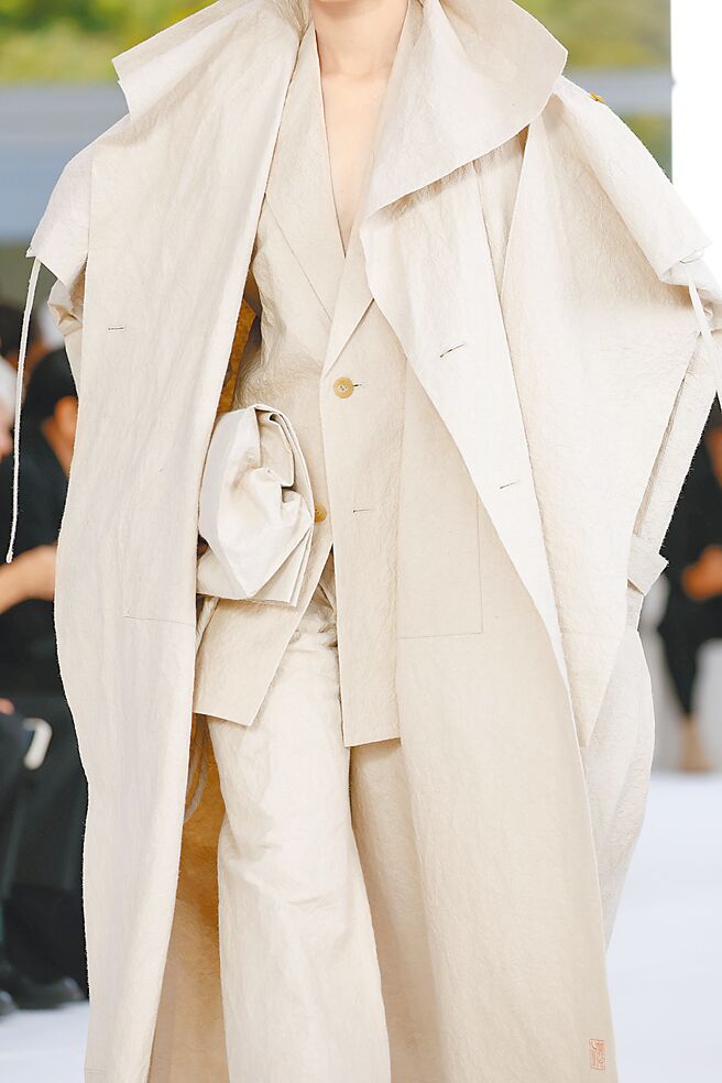 同樣以紙張製成的包款，成為本季的話題之一。（ISSEY MIYAKE提供）