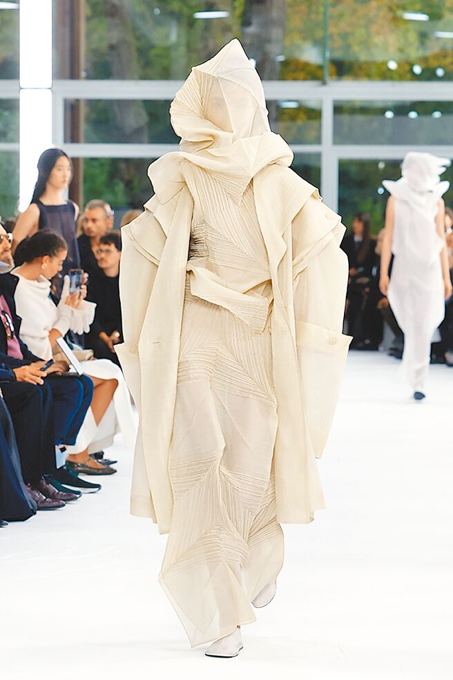 以透明布料搭配斜向皺褶，將本季主題與品牌核心設計風格完整結合。（ISSEY MIYAKE提供）