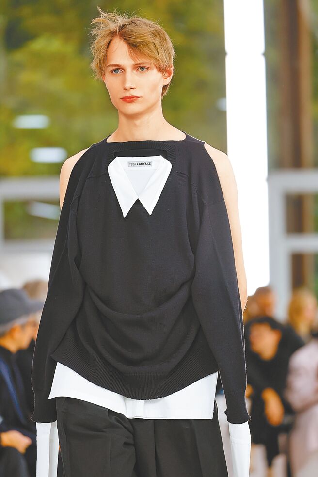 採用無縫技術將兩件服裝織在一起，穿著者可自由選擇要穿上哪一件衣物。（ISSEY MIYAKE提供）