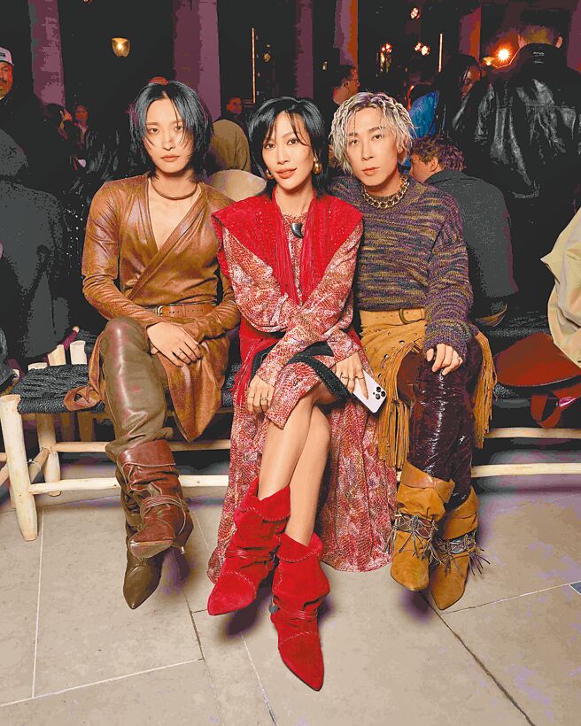 韩国男子团体ATEEZ成员朴星化（左起）、台湾KOL莫莉、香港歌手马天佑三人于Isabel Marant秀前合照。（Isabel Marant提供）