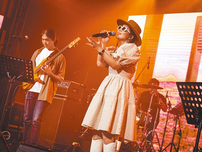 深受年輕世代喜愛的?te壞特（右）在「AP X MUSIC」高歌。（Audemars Piguet提供）