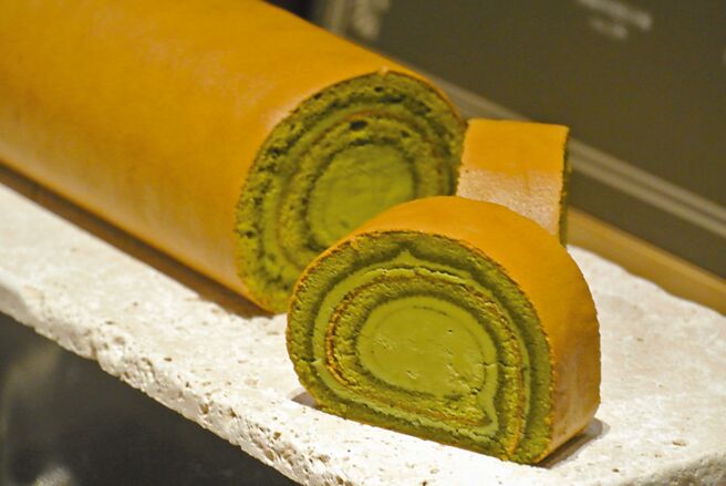 鄭吉賢主廚混合2種抹茶粉打造高濃度抹茶風味的「醇厚系抹茶生乳捲」，茶香回甘甜而不膩。（陳韻萍攝）