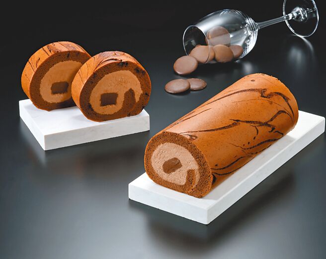 亞尼克首度攜手純正比利時巧克力「貝可拉」，打造「貝可拉極濃生巧生乳捲」。（亞尼克提供）