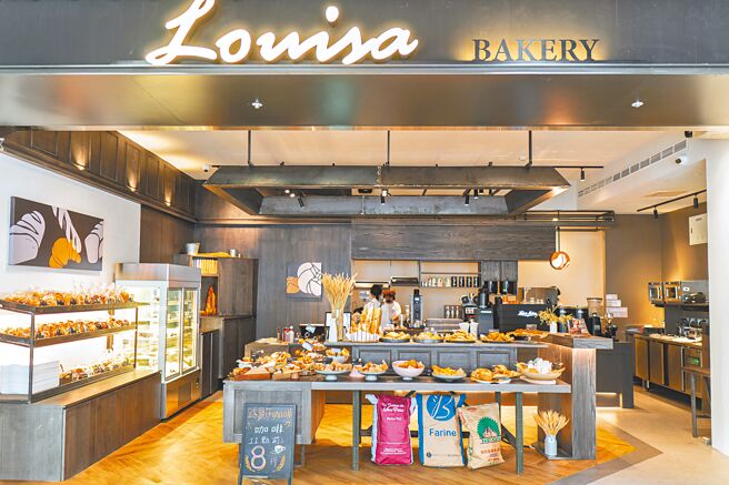 路易莎打造新品牌「Louisa Bakery」新型態麵包門市（見圖），並進駐大巨蛋遠東Garden City B2花園綠廊，以低調奢華裝潢讓人彷彿置身歐洲街頭。（路易莎提供）