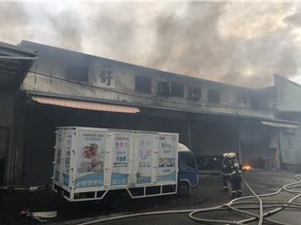 台中木材鐵皮工廠大火1死1傷   傳2人受困搜救中