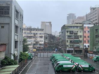 基隆降雨、風浪大湧觀浪人潮    海巡急勸離311人