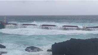 貨輪蘭嶼擱淺船身傾斜 山陀兒侵襲風浪大！無法靠近確認現況