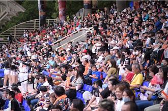 韓星齊聚花蓮！公益棒球賽力挺災區 樂天啦啦隊助威加油