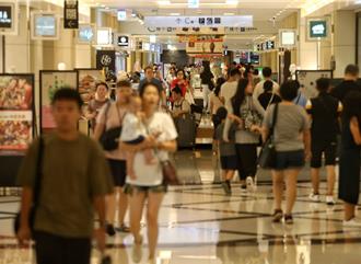 中颱山陀兒逼近 超市貨架持續被清空、百貨湧人潮