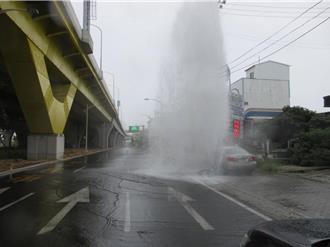 高壓沖水！台中自小客失控撞爆消防栓    水柱狂噴數公尺高